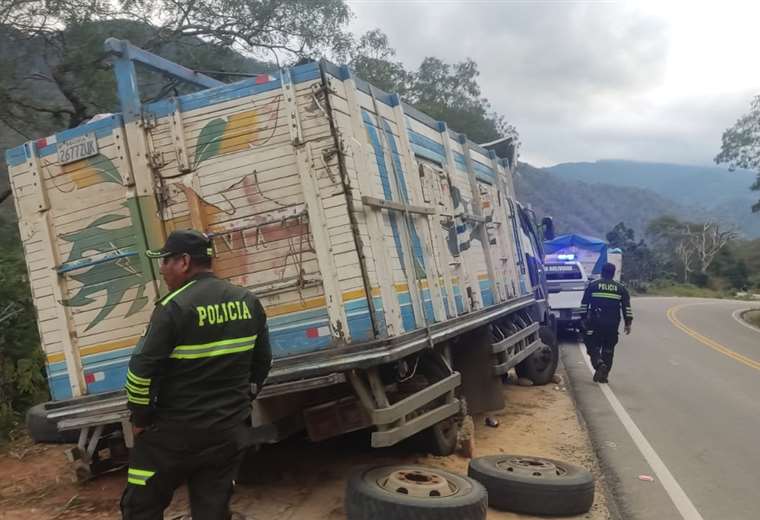 Chofer cae a un barranco por intentar salvar a su esposa