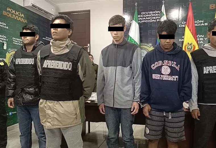 La Policía presenta a 11 «barra bravas» acusados de asesinar a un joven a machetazos