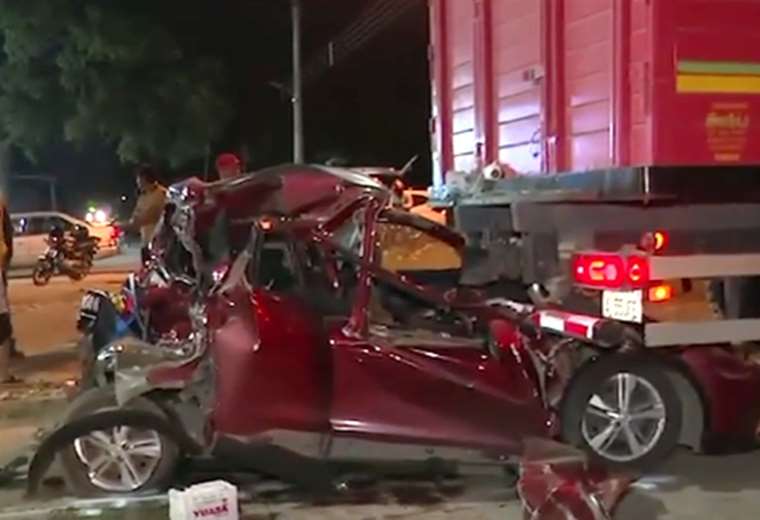 Rescatan con vida a chofer que quedó atrapado entre los fierros de su vehículo tras aparatoso accidente