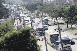 El diésel se hace esperar, hay filas en surtidores y menos micros por la ciudad