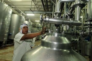 Ante crisis de lecheros, Comité de Seguridad Alimentaria y PIL descartan incremento en el precio del producto