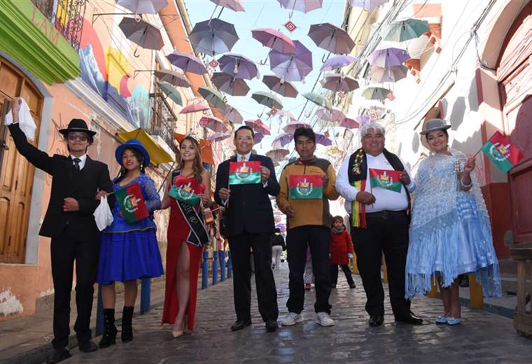 Personajes paceños rinden su homenaje al 215 aniversario de la efeméride paceña