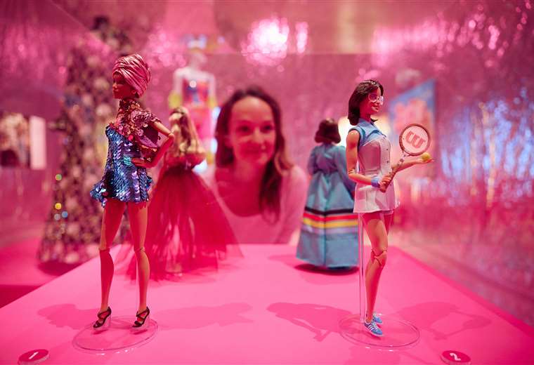 Exposición sobre la muñeca Barbie en Londres, con el modelo que viajó al espacio