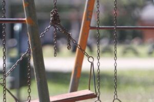 Hamacas y subibajas rotos y oxidados, la imagen de algunos parques en el receso escolar