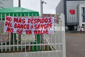 Trabajadores del Banco de Sangre de Santa Cruz protestan contra despidos masivos