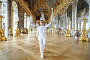 Salma Hayek porta la antorcha olímpica en el Palacio de Versalles