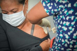 Influenza: la vacunación avanza en Santa Cruz con más de 290.000 dosis aplicadas
