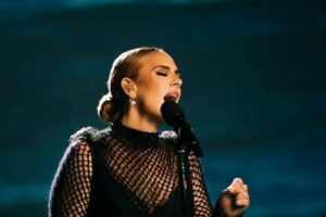 Adele culmina su residencia en Múnich con el lanzamiento del primer estadio portátil del mundo