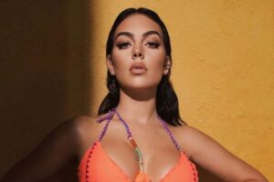 Georgina Rodríguez se corta el cabello y lo lanza al mar