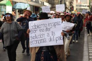 Gremiales toman el centro paceño con ‘cacerolazo’ y rechazan realización de referéndum sobre combustibles