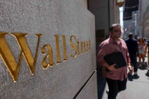 Wall Street sufre derrumbe siguiendo al resto de los mercados