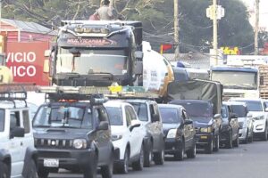 Persisten las filas en surtidores y transporte pesado alista marcha