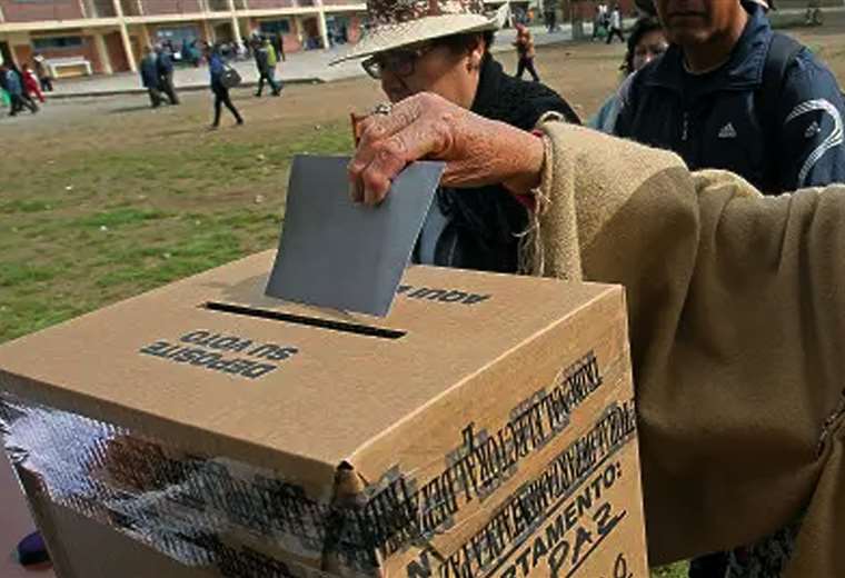 Mesa afirma que el referéndum es un “gran engaño” y Camacho, que es una “medida desesperada”