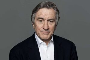 Robert De Niro celebra su 81 cumpleaños con un salto de 9 metros desde un yate