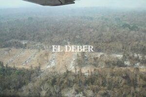 Sobrevuelo de EL DEBER confirma avasallamientos en área boscosa e incendios forestales en Urubichá