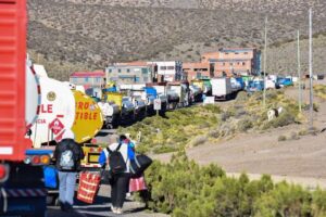 Bloqueadores dan una pausa en Tambo Quemado y dejan pasar a cisternas para cargar diésel en la terminal de Sica Sica (Arica)