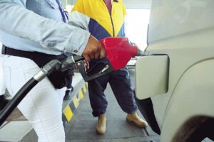 Este año la subvención de combustible llegará a $us 4.000 millones, un 30% se desvía al contrabando