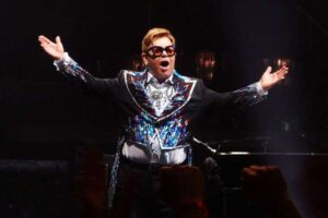 Elton John revela que quedo con la visión limitada tras grave infección ocular