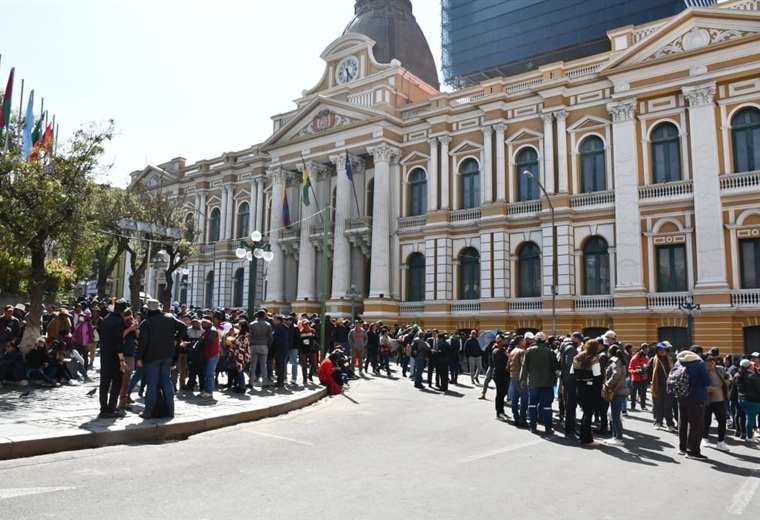 Ante la llegada de la marcha evista, policías y organizaciones arcistas resguardan la plaza Murillo