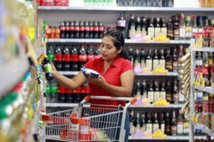 Tiendas de barrio, cadenas de descuentos y mercados compiten en precios