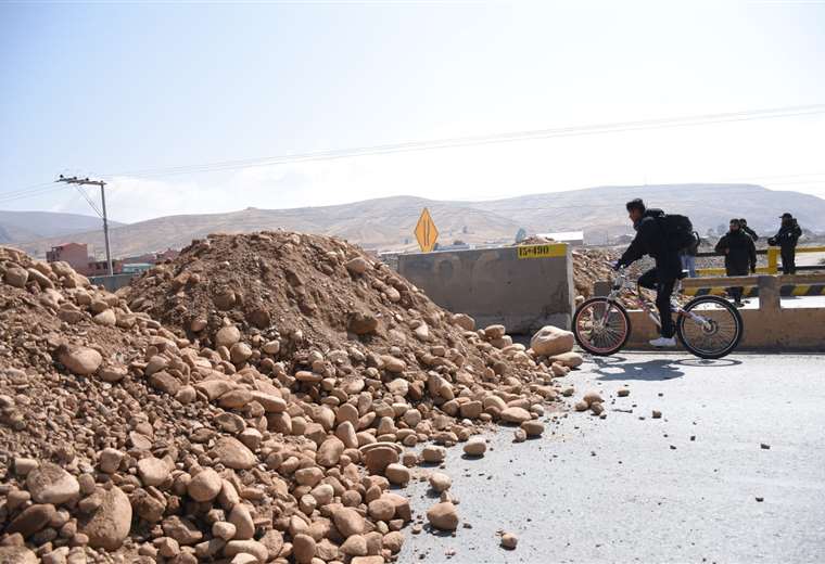 Bloqueos dejan varados a 16.700 viajeros por día en La Paz y causan daño económico a Vías Bolivia