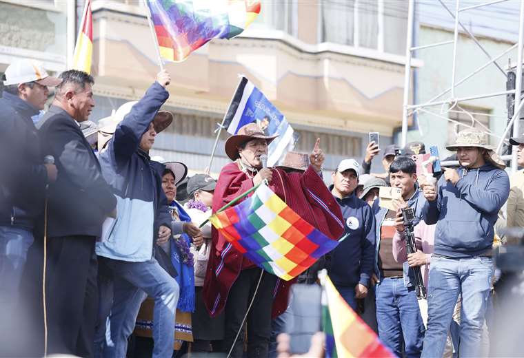 En un solo día, Evo abandona y retorna a la marcha a La Paz