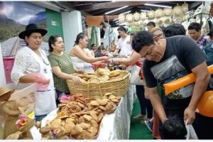 La ‘chama’ vallegrandina y la gelatina de pescado cautivan en la Expocruz