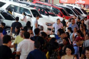 Automotrices comercializarán en moneda nacional y mantendrán el tipo de cambio a Bs 6,96, en la Expocruz