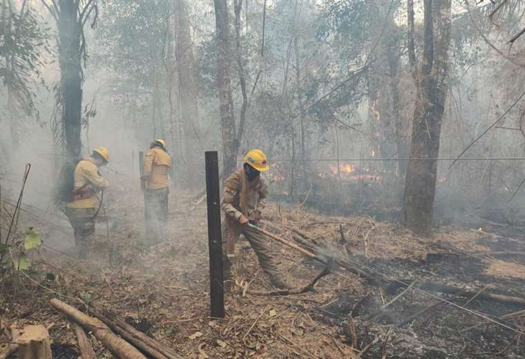 Incendios persisten en 38 sitios de tres departamentos de Bolivia