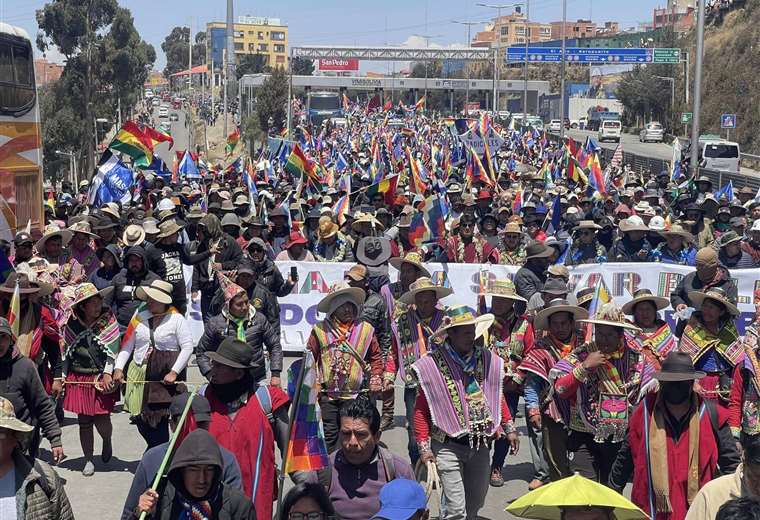 “¡Evo presidente!, “¡Evo sí!, ¡Lucho no!”, así pasa por El Alto, la marcha evista; en La Paz arcistas instalan vigilias