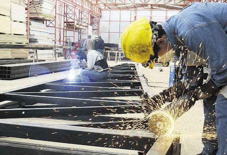 Trabajador boliviano tiene una productividad de 8 dólares la hora, según estudio de Cepal