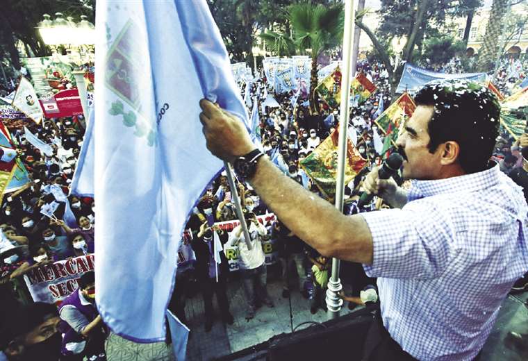 Manfred Reyes Villa explica cómo es la persona que elegiría como vice en las elecciones