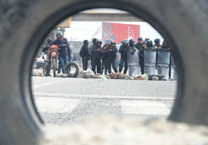 Tras los ataques armados la Policía se repliega y sube el tono de las amenazas evistas