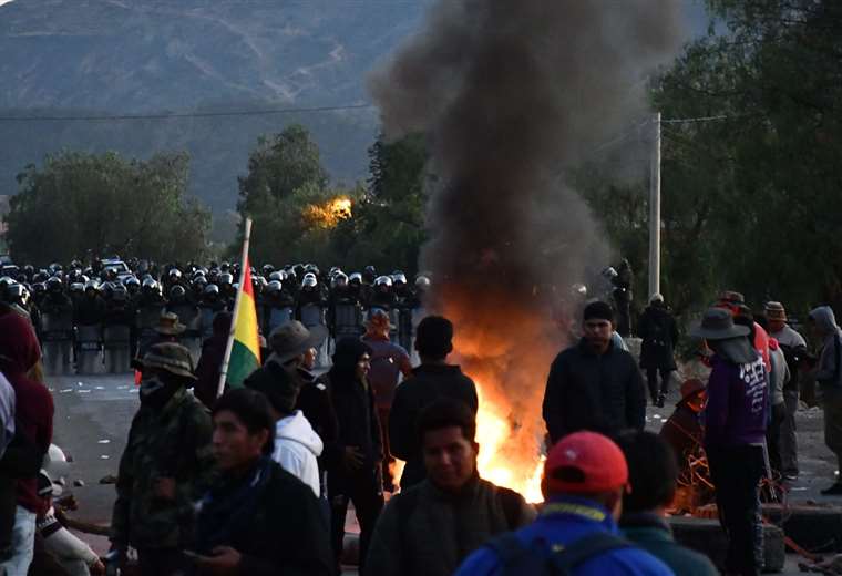 En medio de enfrentamientos con dinamitazos, evistas logran bloquear la carretera al occidente