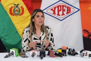 Sube a 570 las cisternas varadas por los bloqueos; YPFB pide levantar las medidas