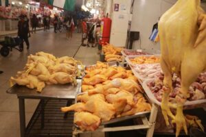 Envían unas 40 toneladas de carne de pollo al mercado paceño vía aérea para mejorar la oferta