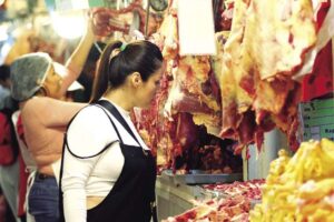 Gobierno destaca acuerdo con industria cárnica para vender 25,6 toneladas de carne a “precio justo” en Santa Cruz