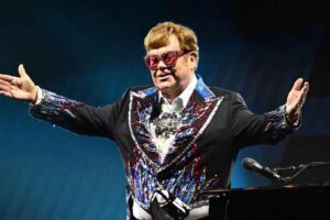 Elton John confiesa que perdió partes de su cuerpo como su próstata y cadera derecha