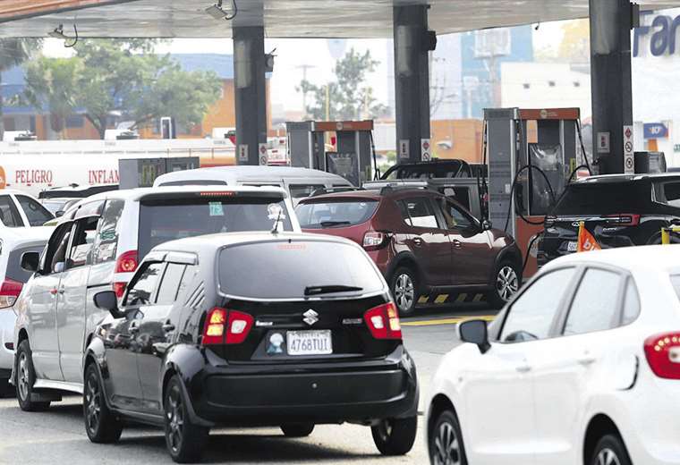 Escasea el combustible y despliegan militares para controlar su venta