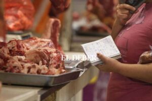 Carniceros amplían paro de 72 horas a indefinido por el alza del precio del kilo gancho de la carne de res