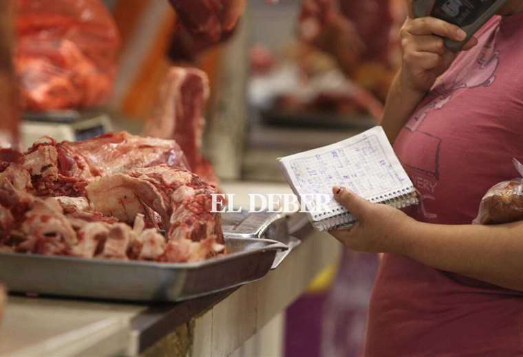 Carniceros amplían paro de 72 horas a indefinido por el alza del precio del kilo gancho de la carne de res