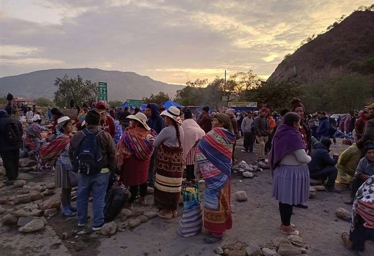 Bloqueos evistas dejan aislada a Cochabamba por cuarto día consecutivo