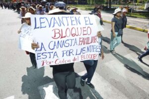 Bloqueos generan una pérdida económica de 1.193 millones de dólares; el Gobierno envía insumos a productores por vía aérea