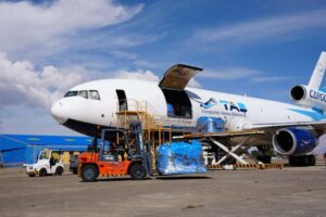 Activan puente aéreo para transportar alimentos y flores ante 15 días de bloqueo indefinido