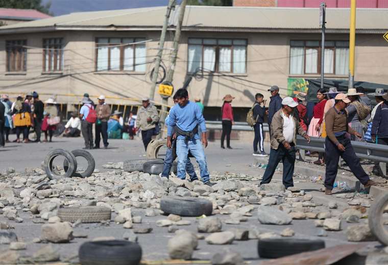 Subidos en cerros, con piedras y dinamita los seguidores de Morales intensifican bloqueos