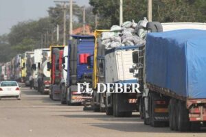 A pesar de las largas colas en surtidores, la ANH asegura normalización en la venta de combustible