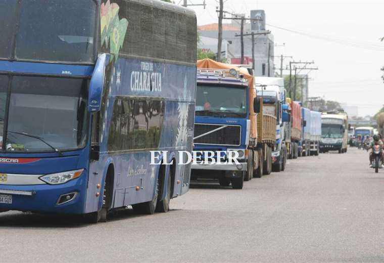 Persisten las filas por combustibles, ante esto YPFB anuncia el descargo de 236.000 barriles de petróleo para abastecer la demanda interna