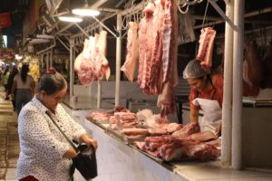 Suben precios de carnes de pollo y cerdo por el paro indefinido de los matarifes