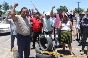 Transportistas toman medidas por cuenta propia y bloquean las rutas hacia Cotoca y los valles, en demanda de diésel