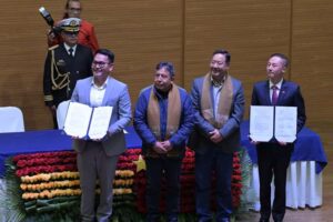 Bolivia y empresa china firman contrato para construir dos plantas de litio